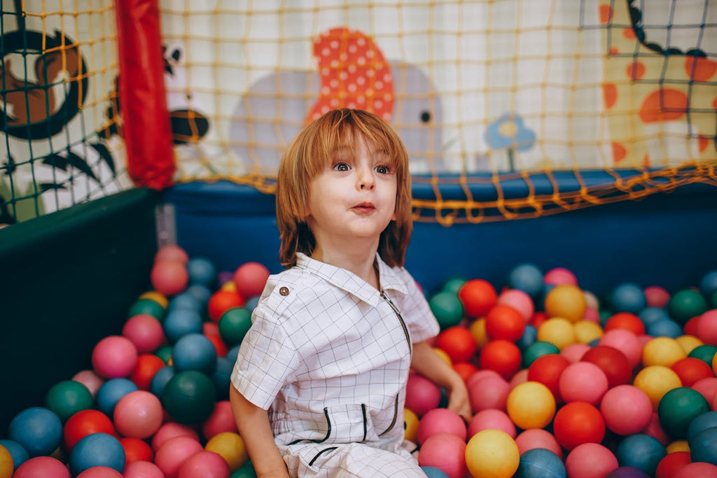 enfant exprimant ses émotions à travers une activité créative et calme