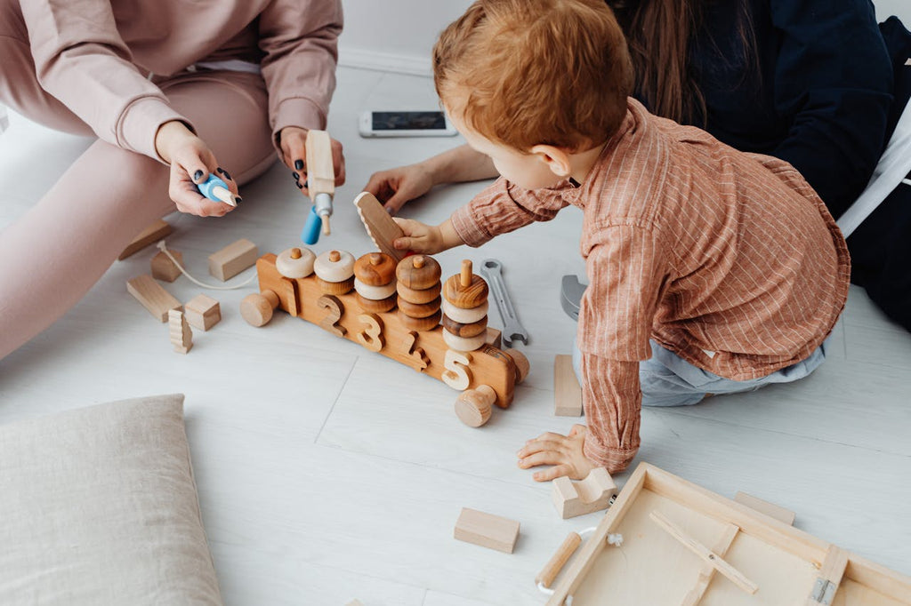 enfant participant à une routine ludique à la maison