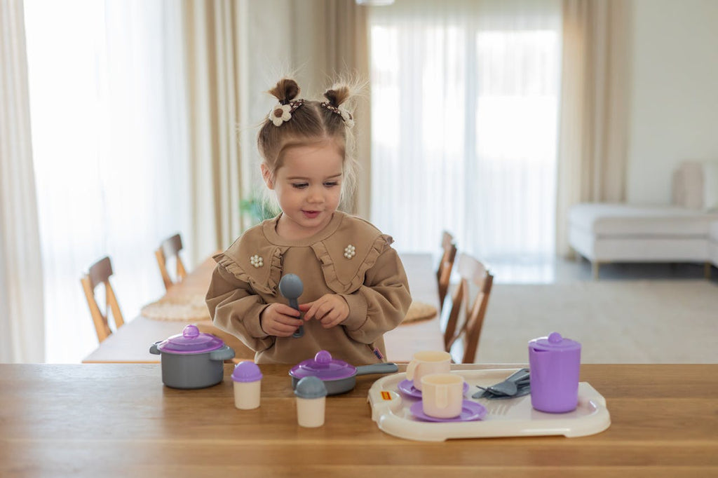 enfant rejouant calmement après une erreur et apprenant à persévérer