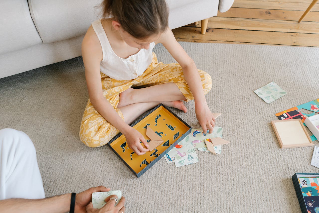 enfant jouant avec un jeu adapté à sa personnalité