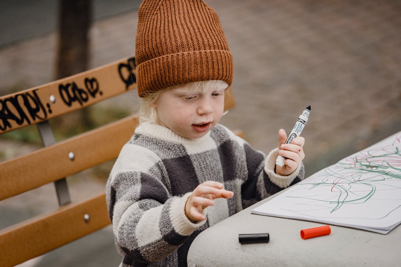 enfant créant librement dans un environnement calme et équilibré