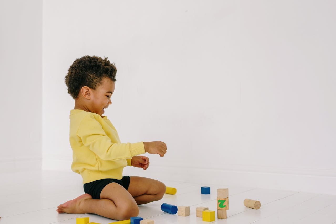 enfant jouant avec un jeu de construction et développant son raisonnement