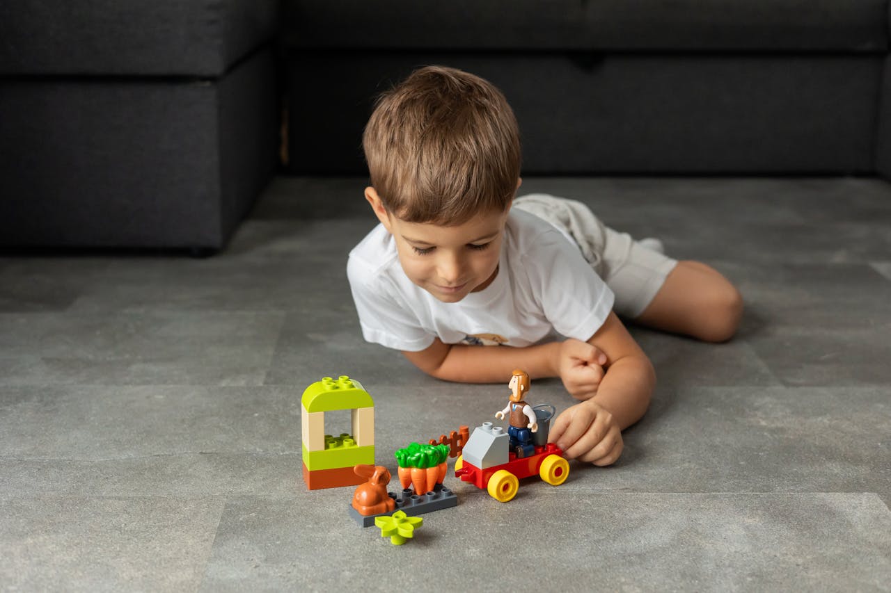 enfant résolvant un problème grâce à un jeu de construction