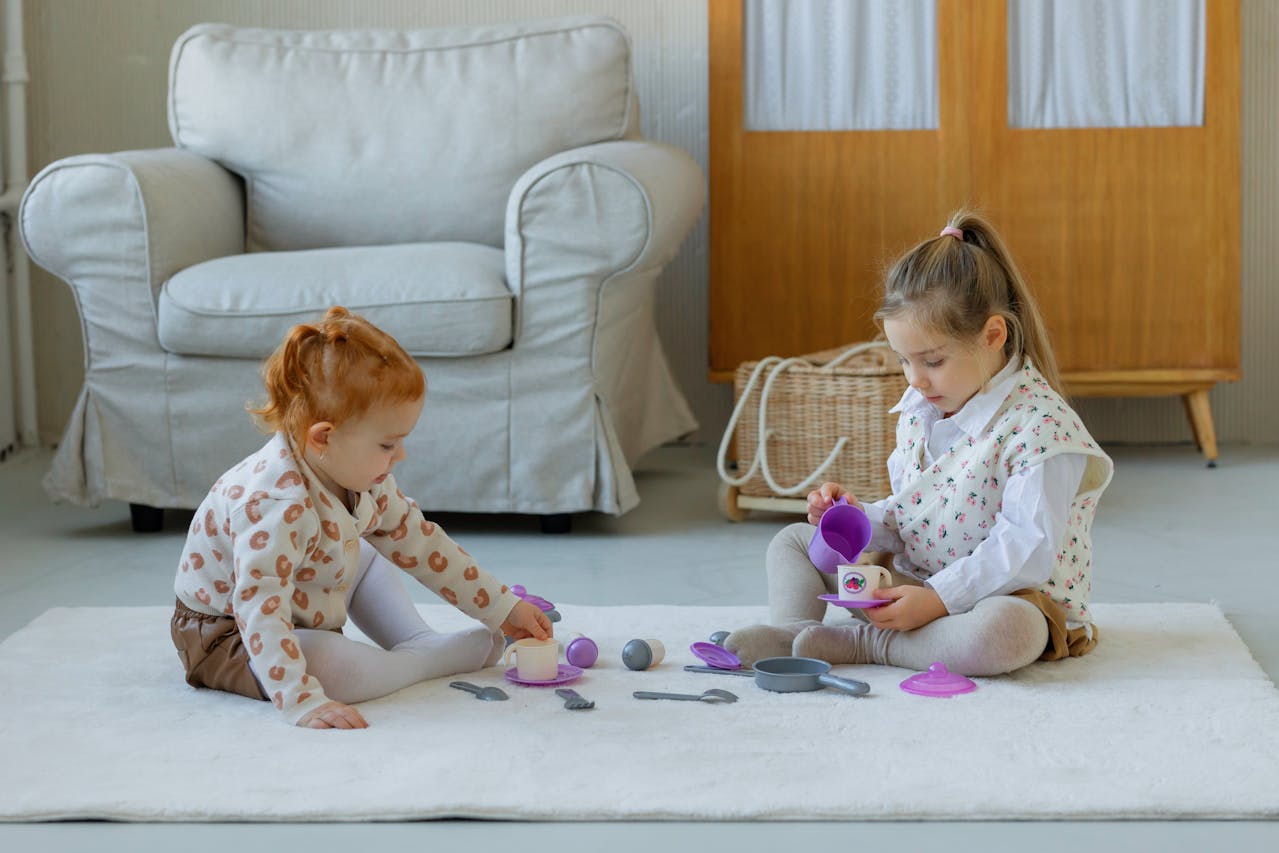 enfants jouant ensemble à un jeu d’imitation et s’adaptant aux rôles, développant leur capacité d’adaptation et leurs compétences sociales