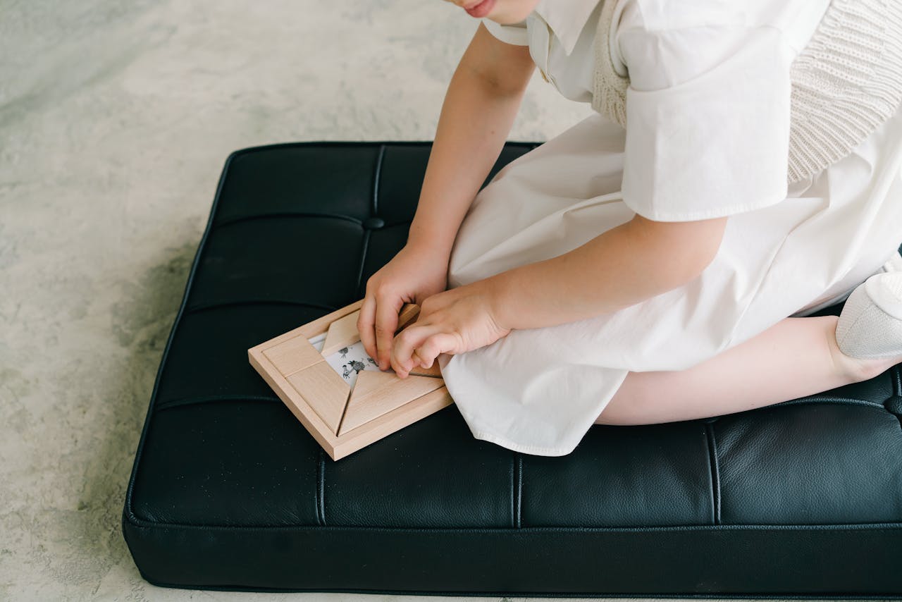 enfant jouant seul de manière concentrée et apaisée