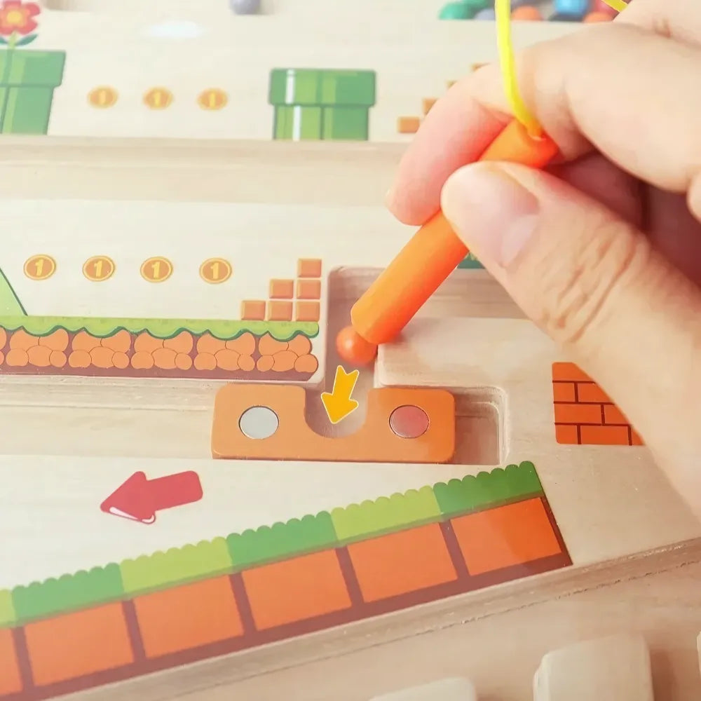 Boiséo labyrinthe Montessori – enfant utilisant le stylet magnétique pour diriger la bille